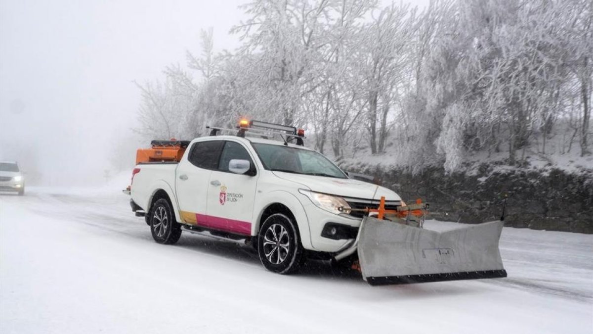 Un vehículo quitanieves limpia una carretera de acceso a León desde Lugo, el 26 de enero.