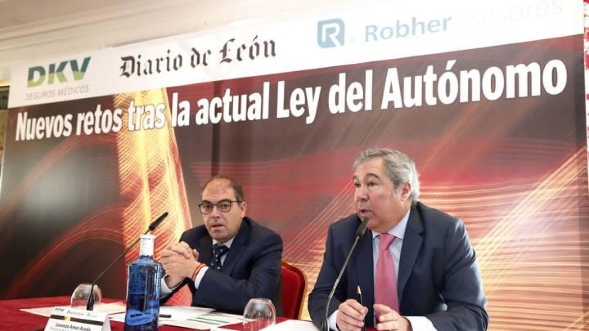 Lorenzo Amor, presidente de ATA y Joaquín Sánchez Torné, director de Diario de León, ayer durante el acto.
