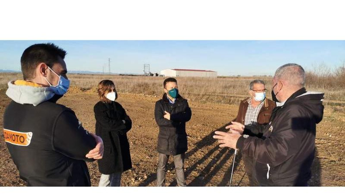 Los representantes del Ayuntamiento y de la Federación ayer en la finca del Busto. DL