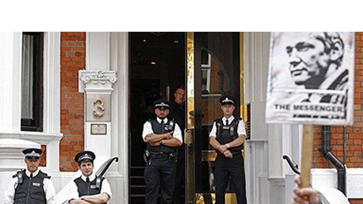 Fachada de la embajada de Ecuador en Londres, donde se encuentra Assange.