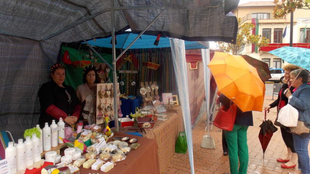 A pesar de la lluvia los roblanos no quisieron perderse su cita con el mercado medieval.