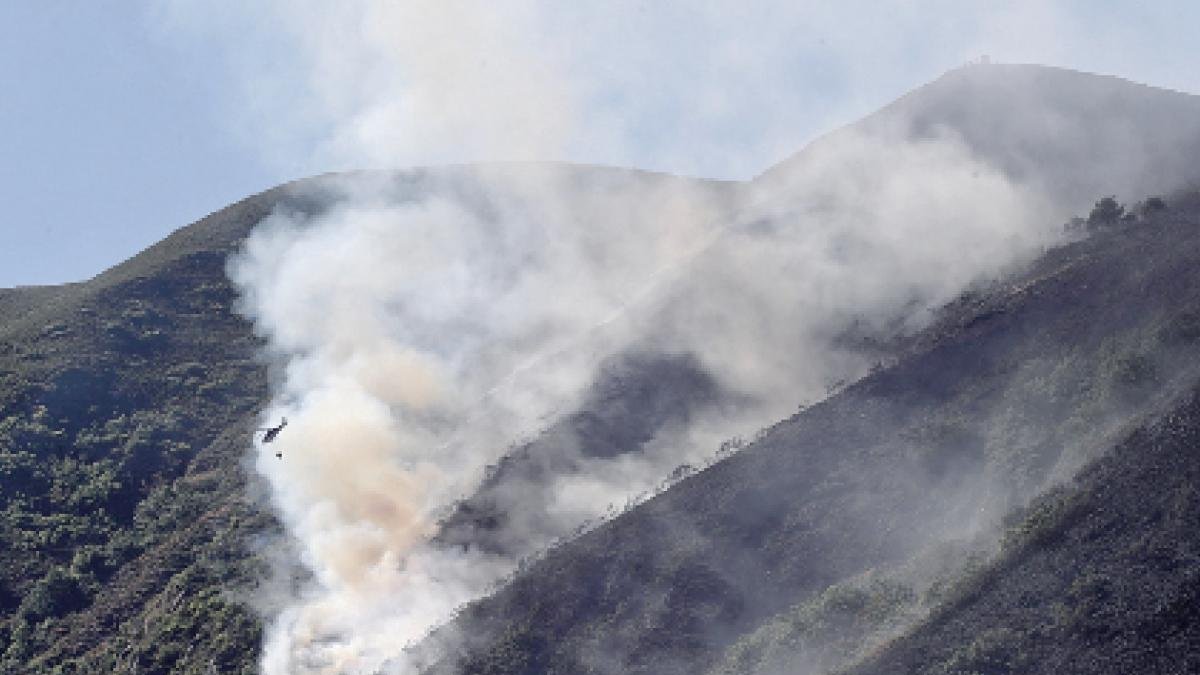 El incendio intencionado que hace días se produjo en el valle de Fornela.