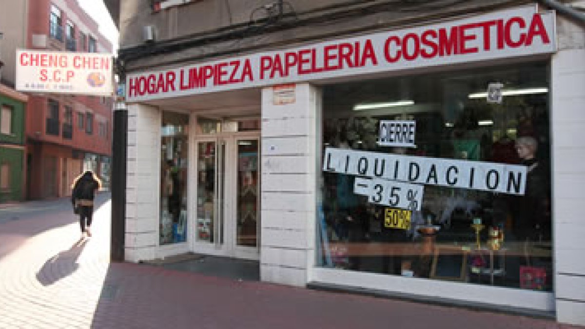 Una de las tiendas chinas con anuncio de cierre en León