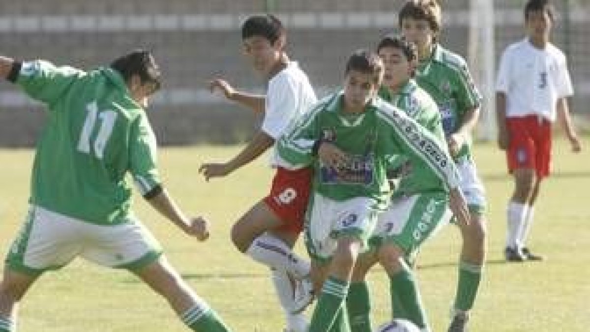 La selección de Corea disputó ayer en el Área Deportiva de Puente Castro un amistoso ante el Bosco