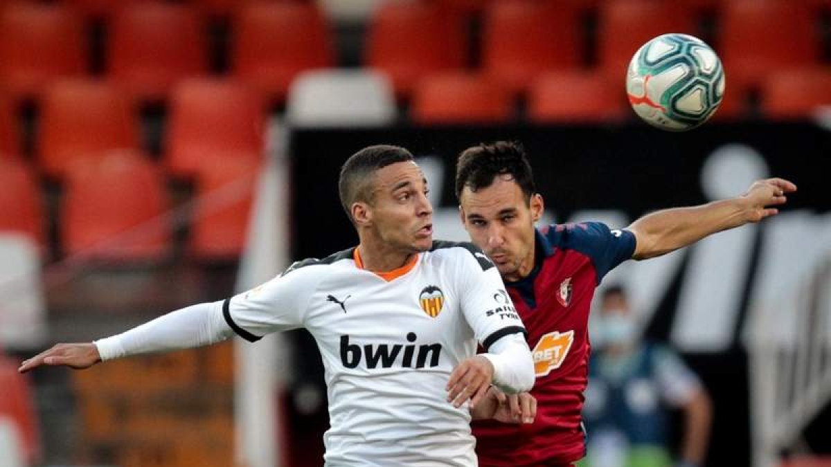 Rodrigo, que hizo el segundo gol de su equipo, fue de los más activos en el Valencia. B. ALIÑO