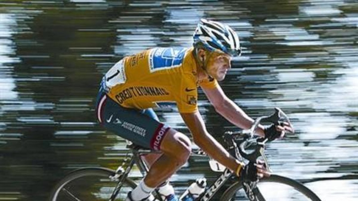 Lance Armstrong con el jersey amarillo y la publicidad de US Postal.