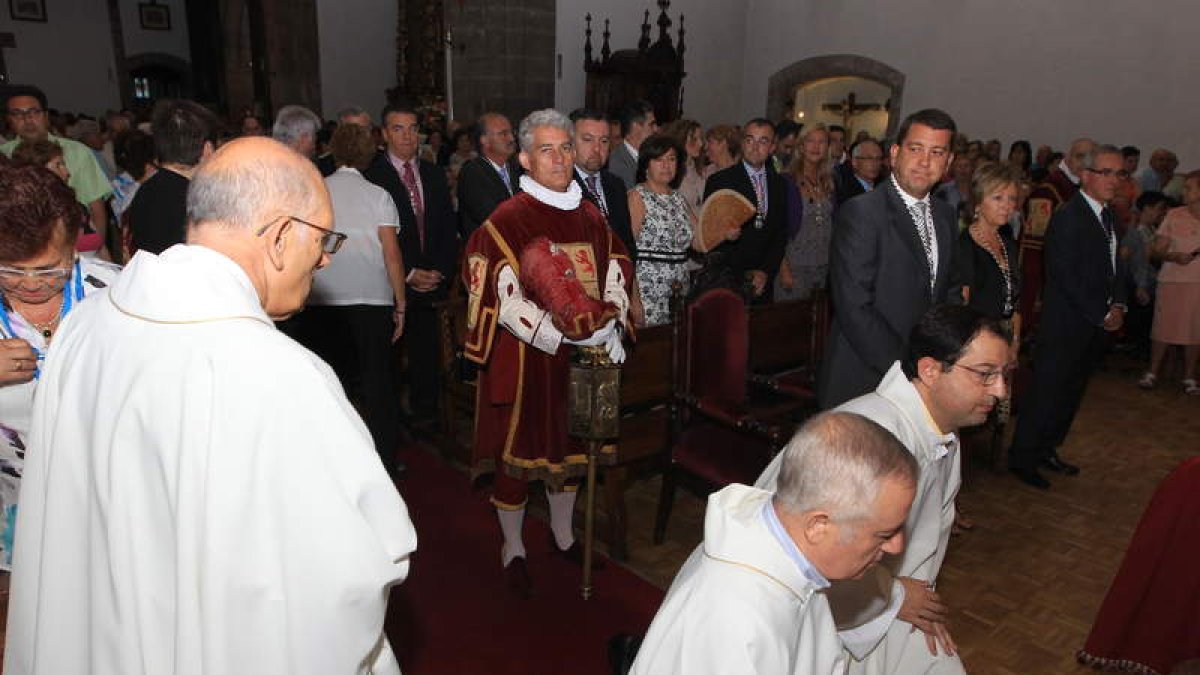 La corporación acudió a la misa de acción de gracias en una basílica de La Encina a rebosar.