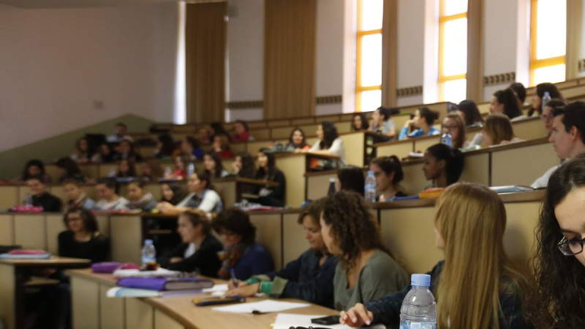 Imagen de alumnos en un aula de la Universidad de León. ARCHIVO
