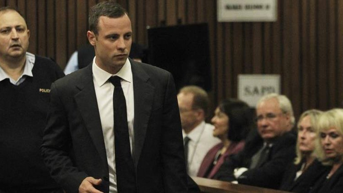 El atleta paralímpico Oscar Pistorius asiste a su juicio en el Tribunal Supremo en Pretoria (Sudáfrica)