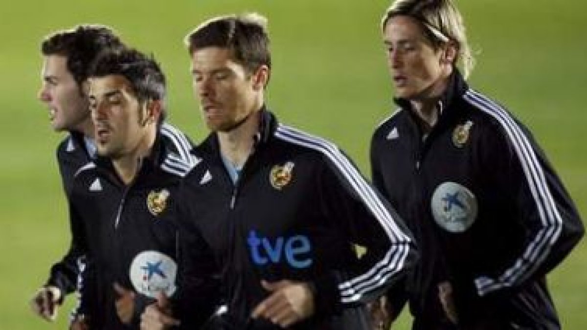 Mata, Villa, Xabi Alonso y Torres ayer, durante el entrenamiento de España.