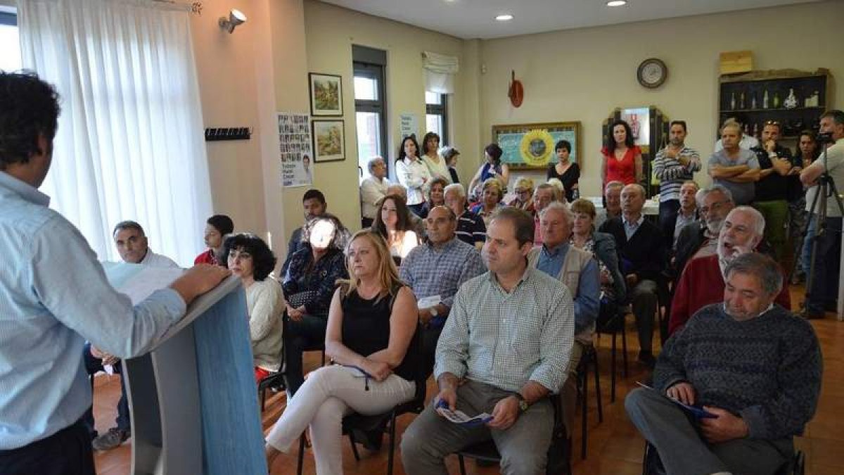 García ofreció un mitín en la casa de cultura de Robledo.