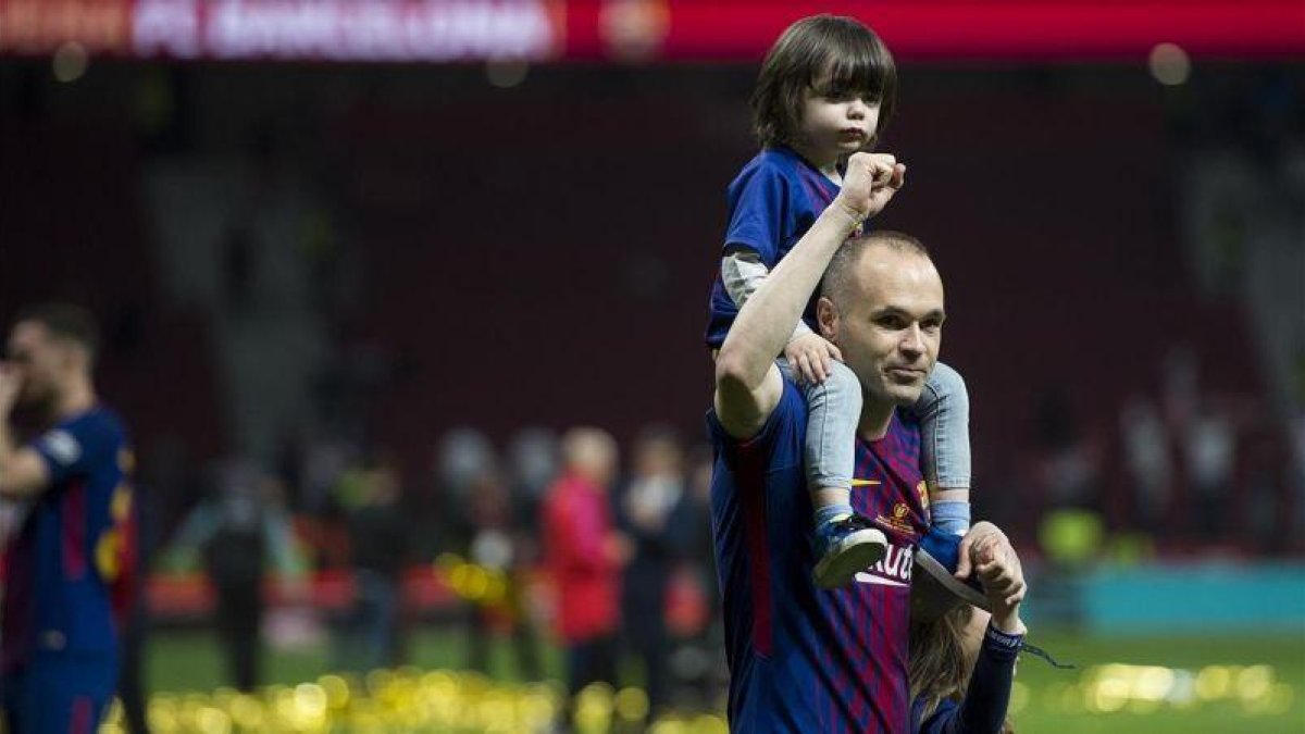 Iniesta a la cabeza del equipo azulgrana dando la vuelta de honor tras la consecución de la Copa del Rey al imponerse en  la final de la copa al Sevilla