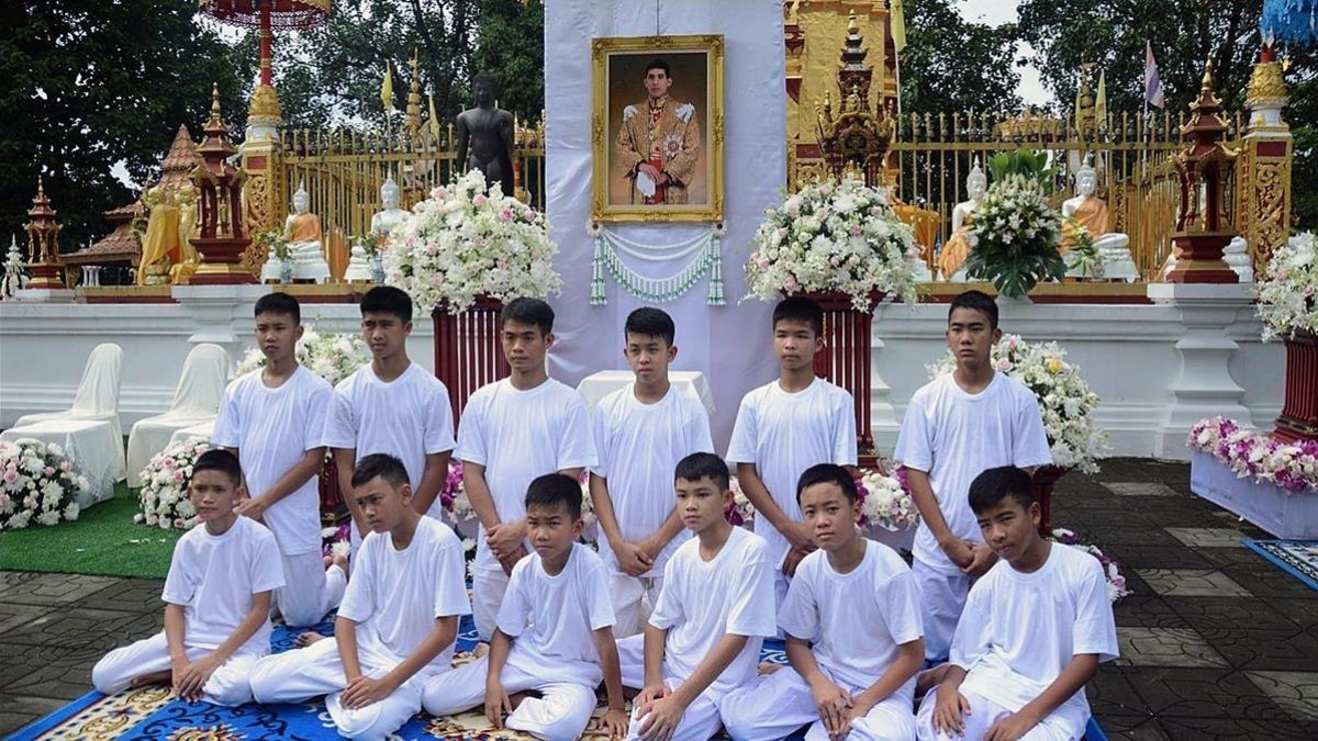 Los componentes del equipo de fútbol rescatados de la cueva Tham Luang, en el templo donde se ordenarán monjes budistas /