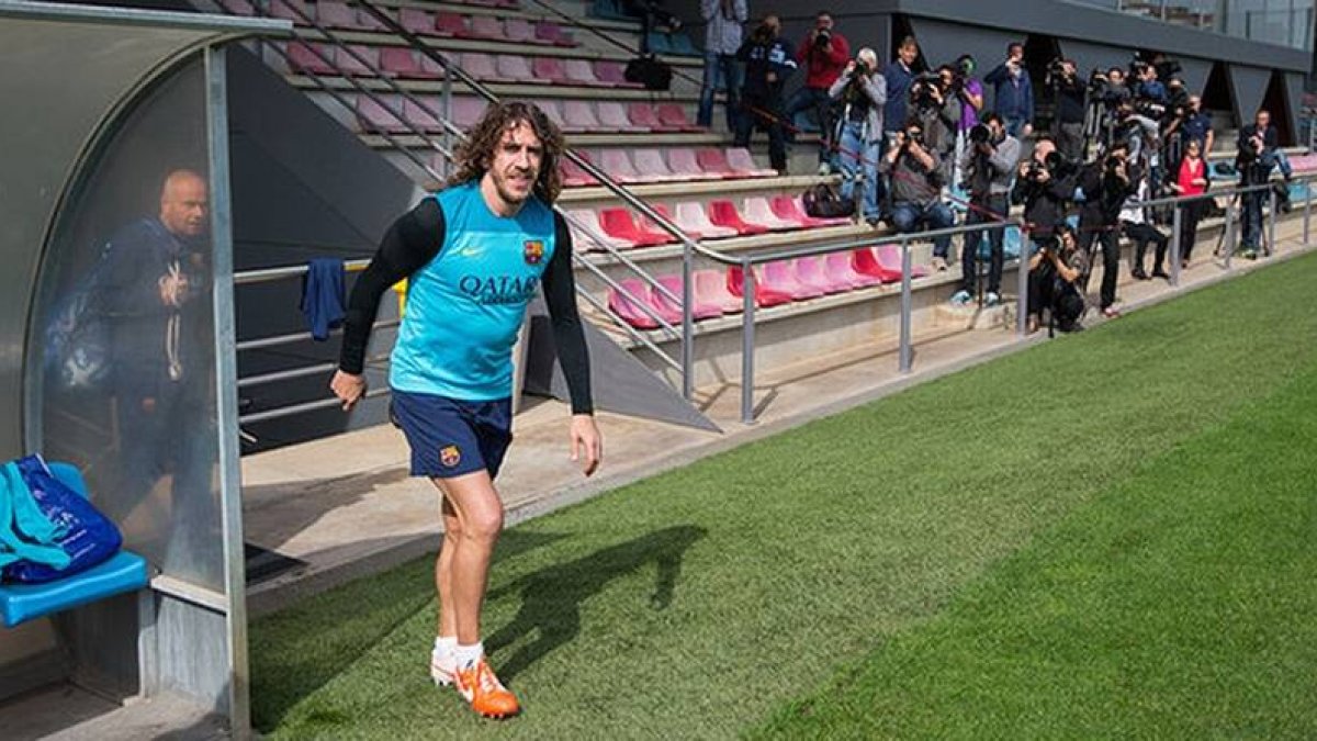 Carles Puyol se dirige al campo de entrenamiento de la ciudad deportiva.