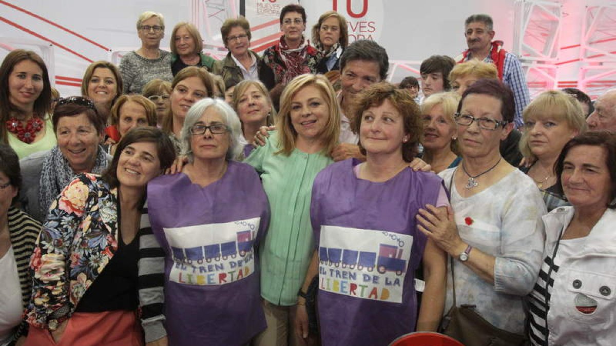Valenciano posa con el presidente del Principado de Asturias y varias mujeres.