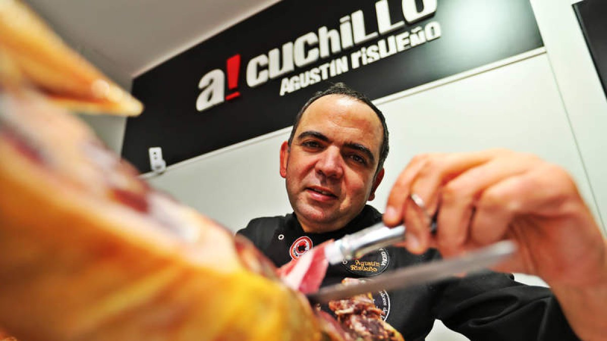 El cortador de jamón Agustín Risueño, en la tienda que regenta en la calle Cervantes de la capital leonesa.