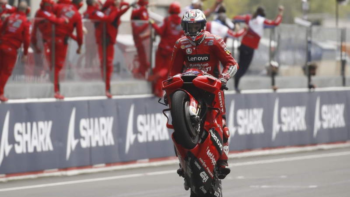 Miller cruza la meta haciendo un ‘caballito’ con su Ducati. VALAT