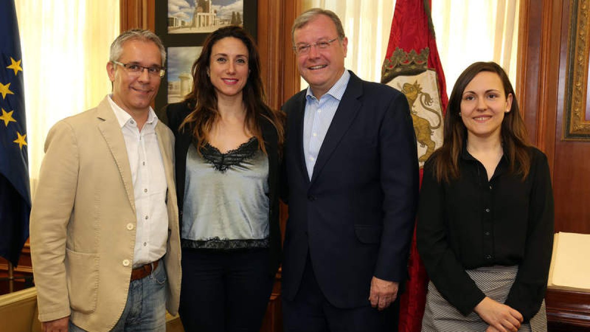 Yohanna Alonso junto al alcalde Antonio Silván y los concejales López Benito y Marta Mejías. CÉSAR