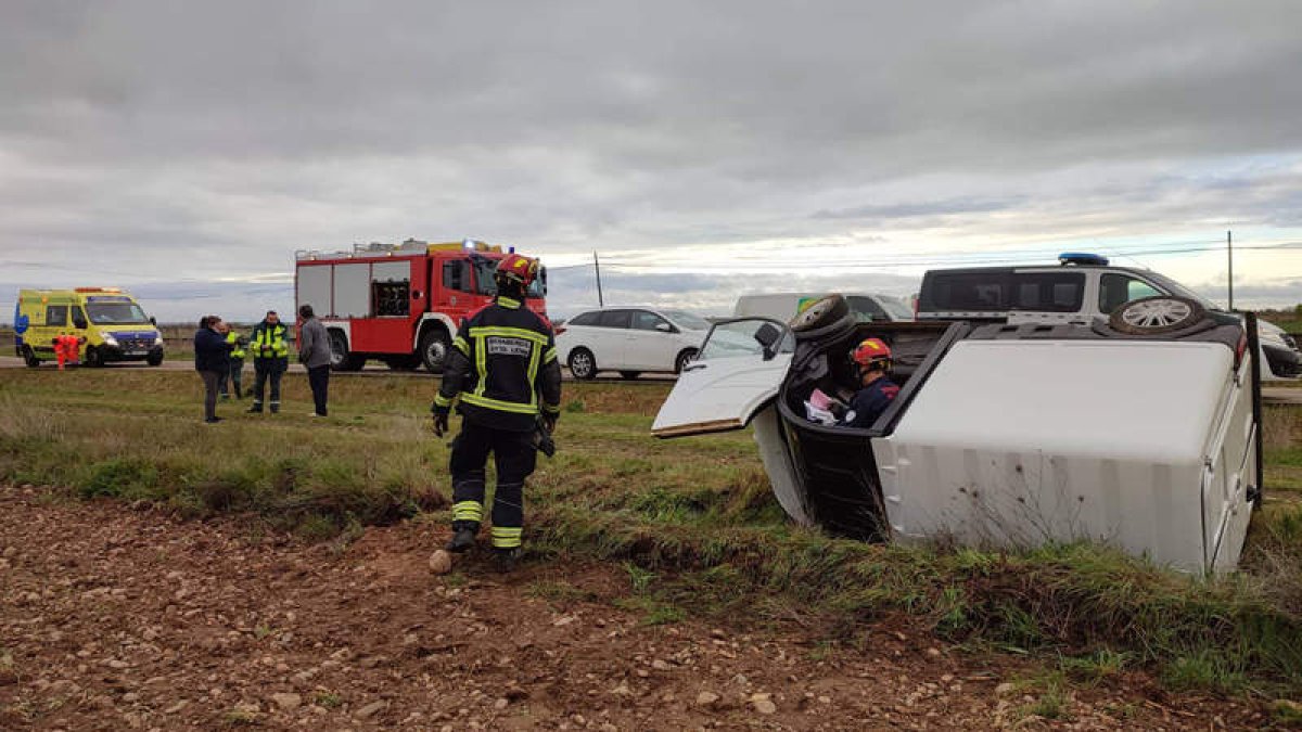 El hombre quedó atrapado por una pierna en el interior de la furgoneta siniestrada. BOMBEROS DE LEÓN