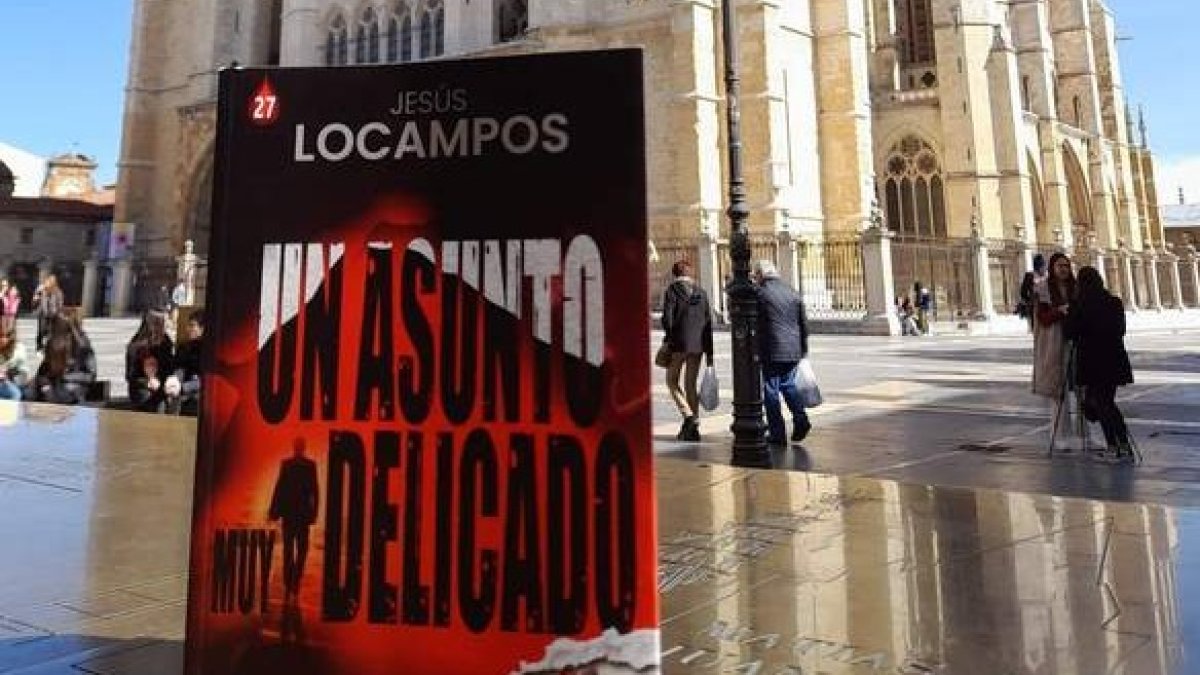 Portada del libro ante la Catedral de León. DL