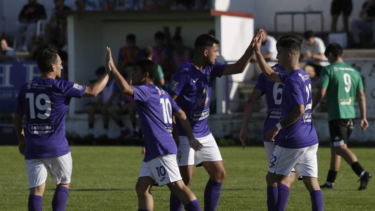 La Bañeza sumó un importante triunfo en Salamanca. F. OTERO