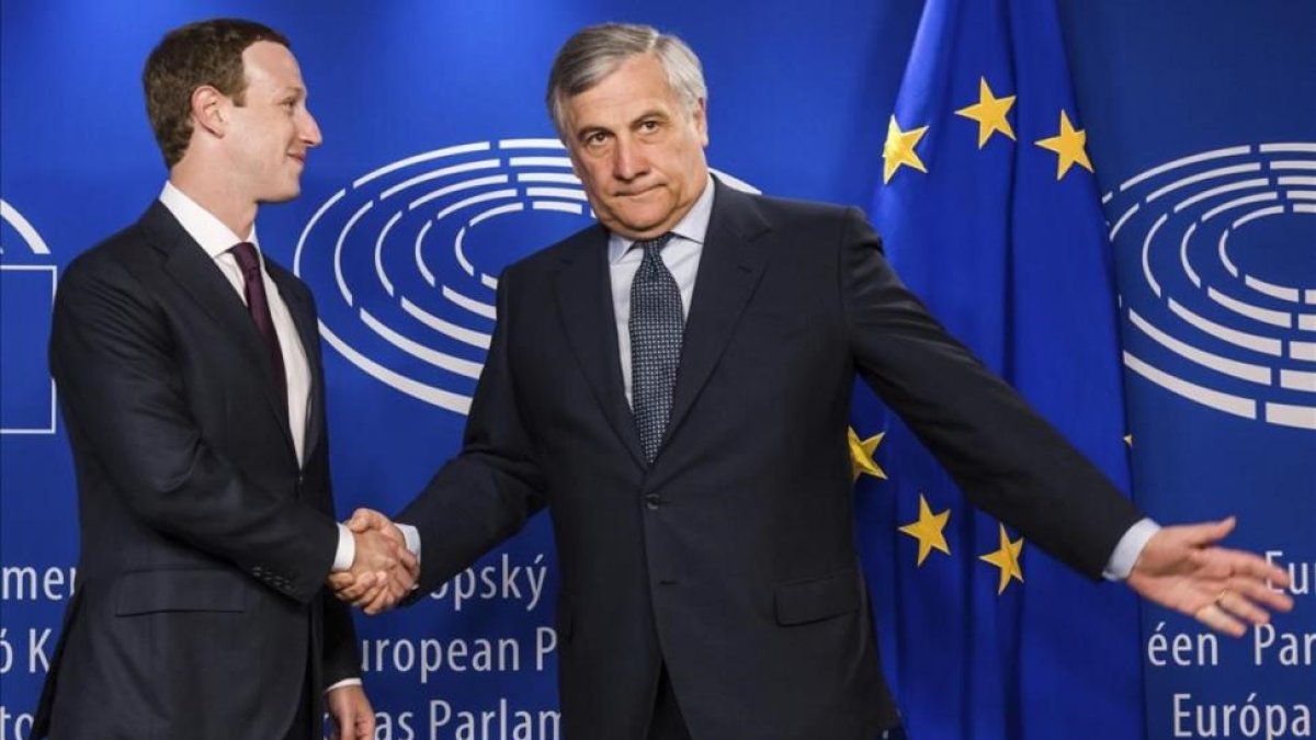 El presidente del Parlamento Europeo, Antonio Tajani, recibe al fundador de Facebook, Mark Zuckerberg.