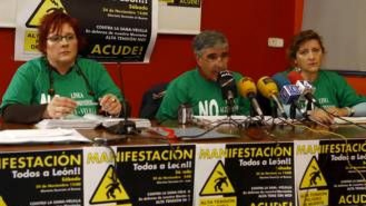 Camino Alonso, Félix Ordás y Noemí A. Tejerina, en la convocatoria de la manifestación en León