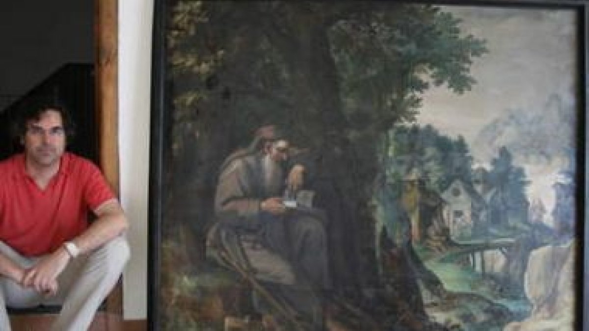 Joan Bosch junto a uno de los lienzos de los ermitaños que alberga el Convento de las Clarisas de Vi