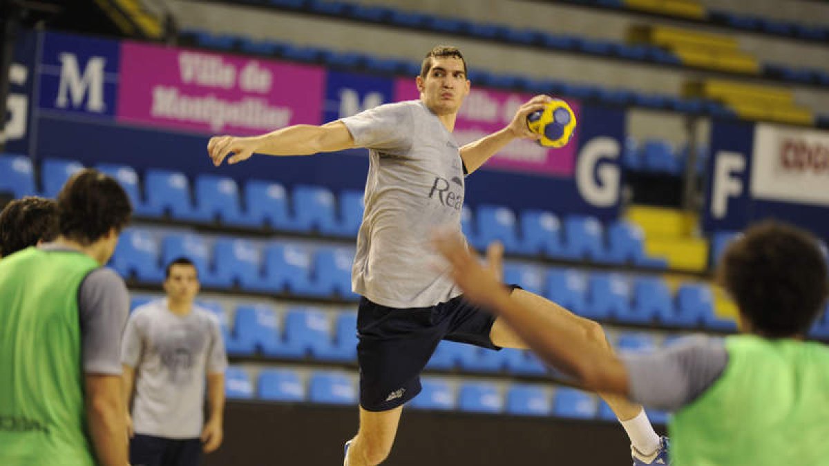 Ángel Montoro intenta un lanzamiento durante el entrenamiento del Reale Ademar.