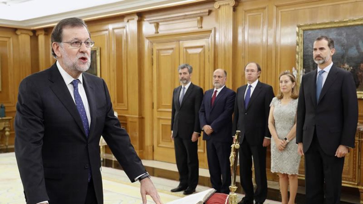 El reelegido presidente del Gobierno, Mariano Rajoy, jura el cargo ante el Rey, esta mañana en el Palacio de La Zarzuela.