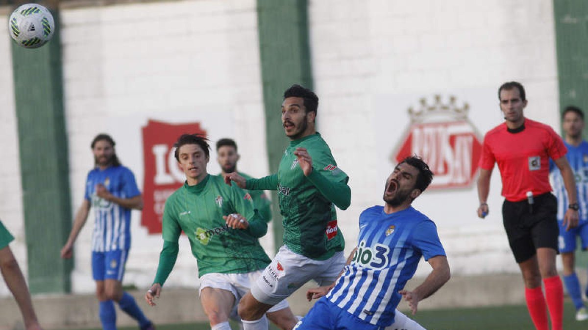 Chavero, que dispuso de las mejores ocasiones para la Deportiva, jugó en una posición más adelantada de lo habitual, acompañando a Figueroa en ataque. LOF