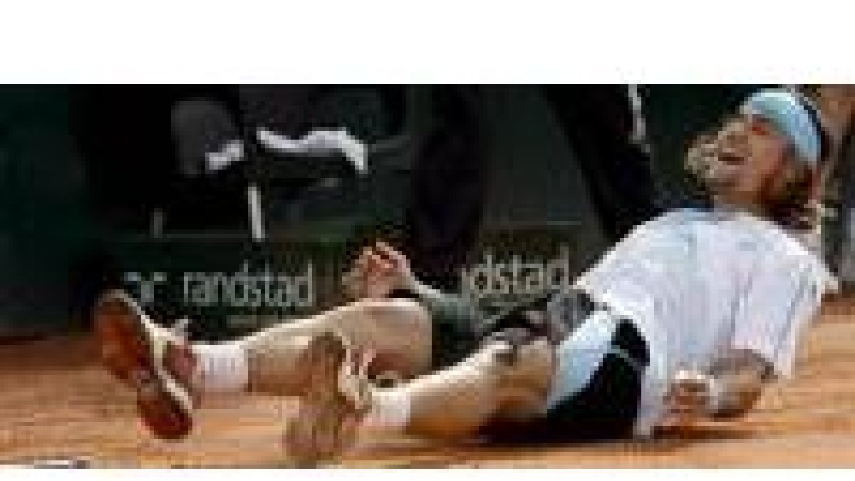 El tenista español David Ferrer celebra su victoria en Valencia tirándose sobre la tierra