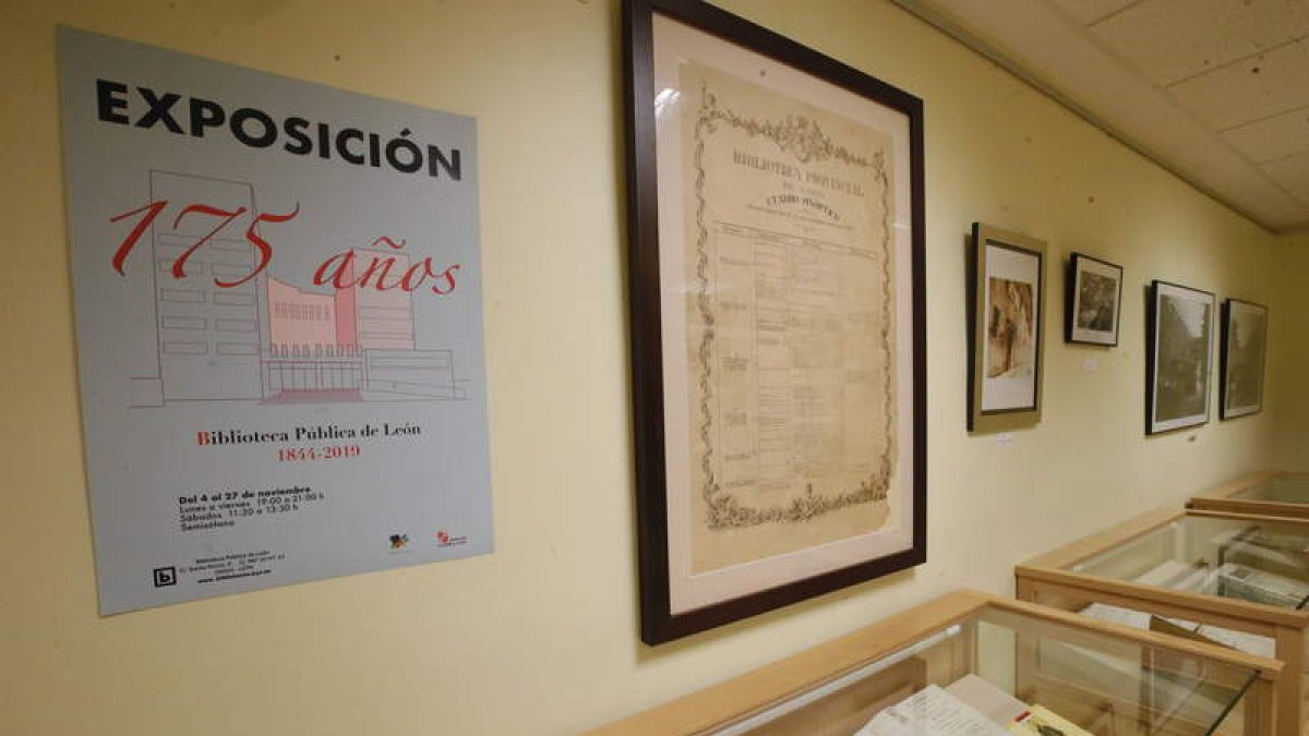 Exposición en la Biblioteca Pública de León, que cumplió el año pasado 175 años de historia. RAMIRO