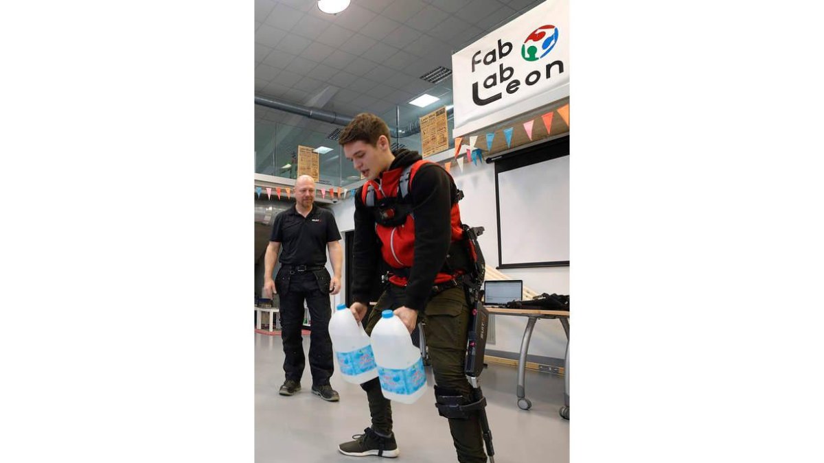 Guzmán prueba el exoesqueleto en el Fab Lab RAMIRO