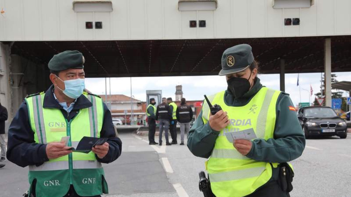 Una agente junto con un efectivo de la GNR lusa en la frontera de Vilar Formoso-Fuentes de Oñoro. CARLOS GARCÍA