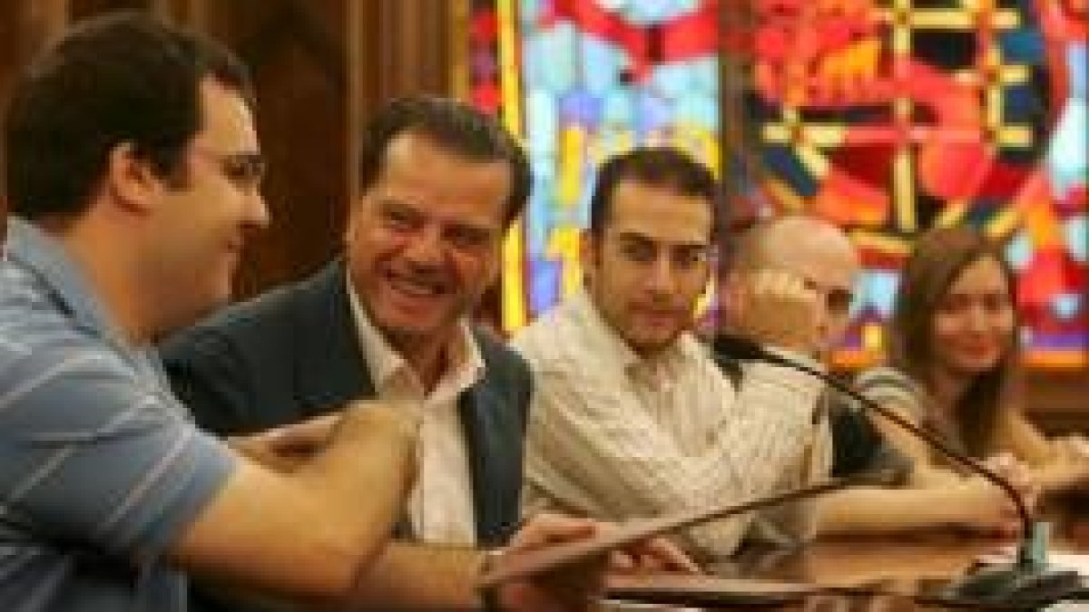 Amilivia estrecha la mano de Antonio Vega, tras firmar el convenio con el Consejo de Juventud