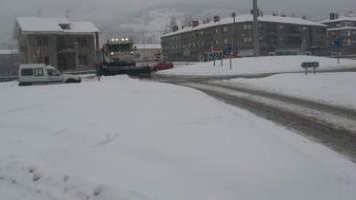 Imagen de ayer tarde en la rotonda de la N-630 en La Robla; la nieve persistió en la zona norte de L