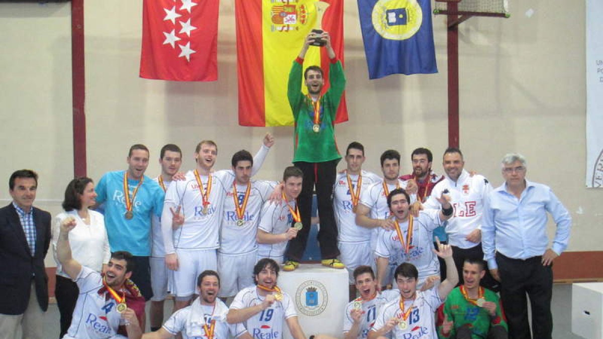 Con el oro al cuello, los jugadores del ULE Ademar levantan la copa de campeones.