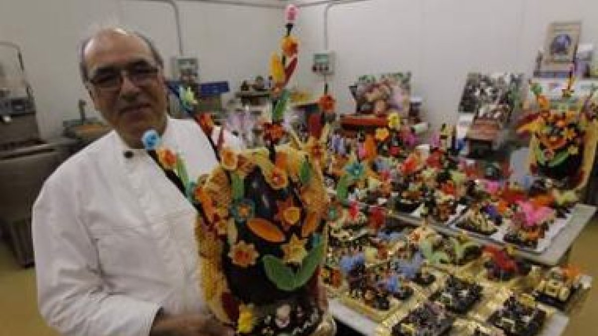 Jacinto Peñín con la colección de monas de pascua que ya ha puesto a la venta en sus confiterías.