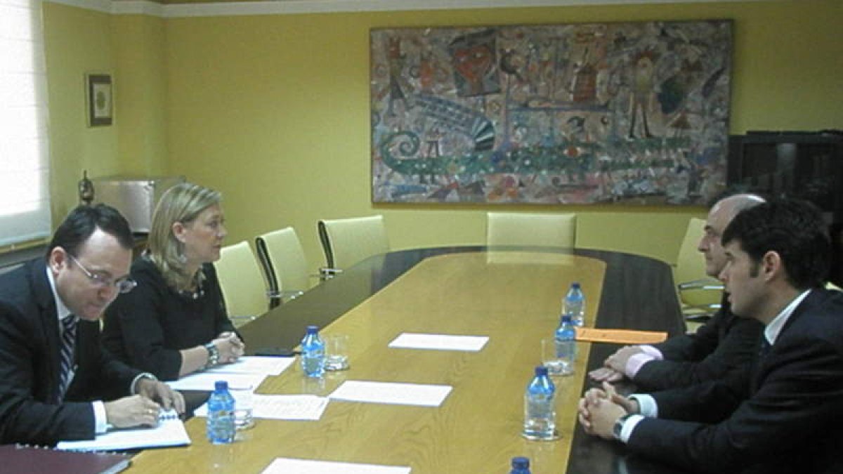 El alcalde y la consejera de Hacienda, ayer, en la reunión que tuvo lugar en Valladolid.