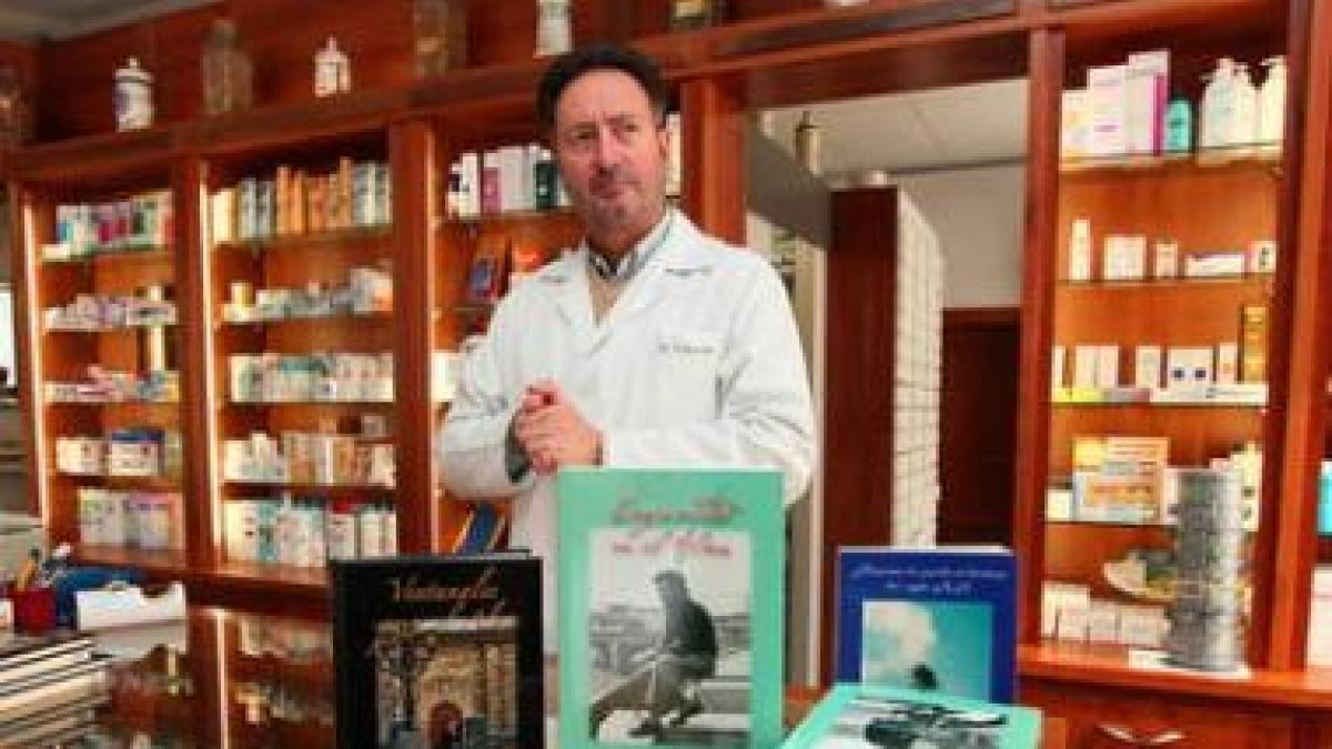Antonio García Calvo en su farmacia y rodeado de sus libros.