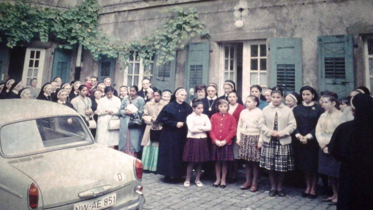 Imagen tomada en el colegio Hildegardisschwestern. Rocío de Luis es la niña de falda roja y chaqueta blanca al lado de la monja. Las alumnas presentes son indias y españolas.