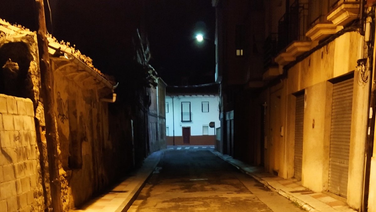 Foto de la calle Alfonso el Justiciero, donde convivían la iluminación led y la convencional. El contraste entre ambas es evidente. ROBERTO FERNÁNDEZ