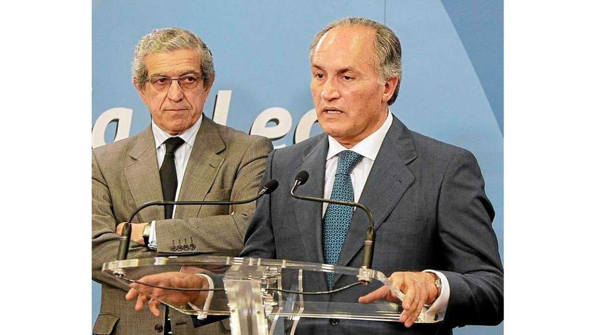 Braulio Medel, junto a Evaristo del Canto, presidente del Banco Ceiss, en foto de archivo.