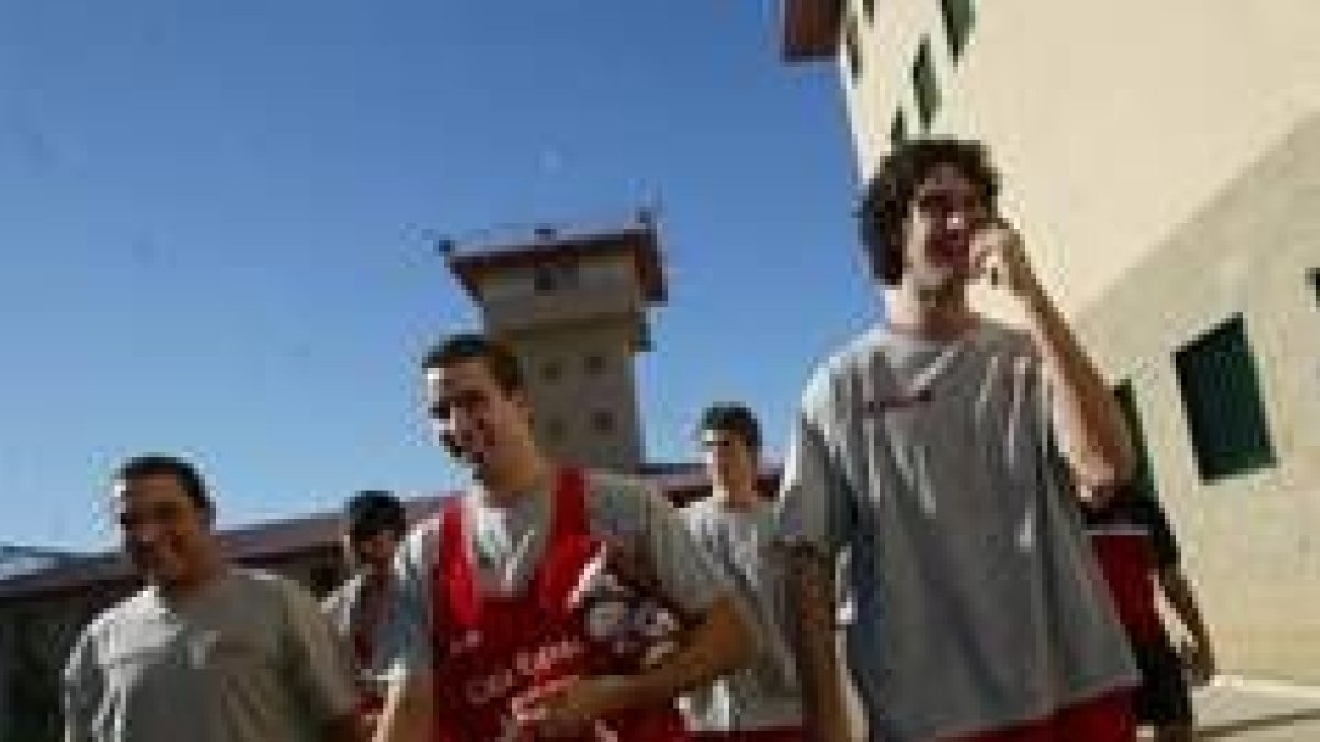 Los jugadores de Baloncesto León paseando por el patio de la cárcel