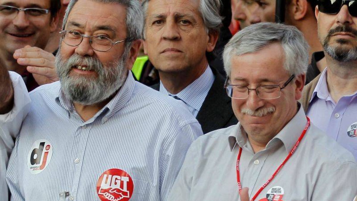 El líder de CCOO, Ignacio Fernández Toxo, y su homólogo de UGT, Cándido Méndez, durante la manifestación con motivo de la huelga general.