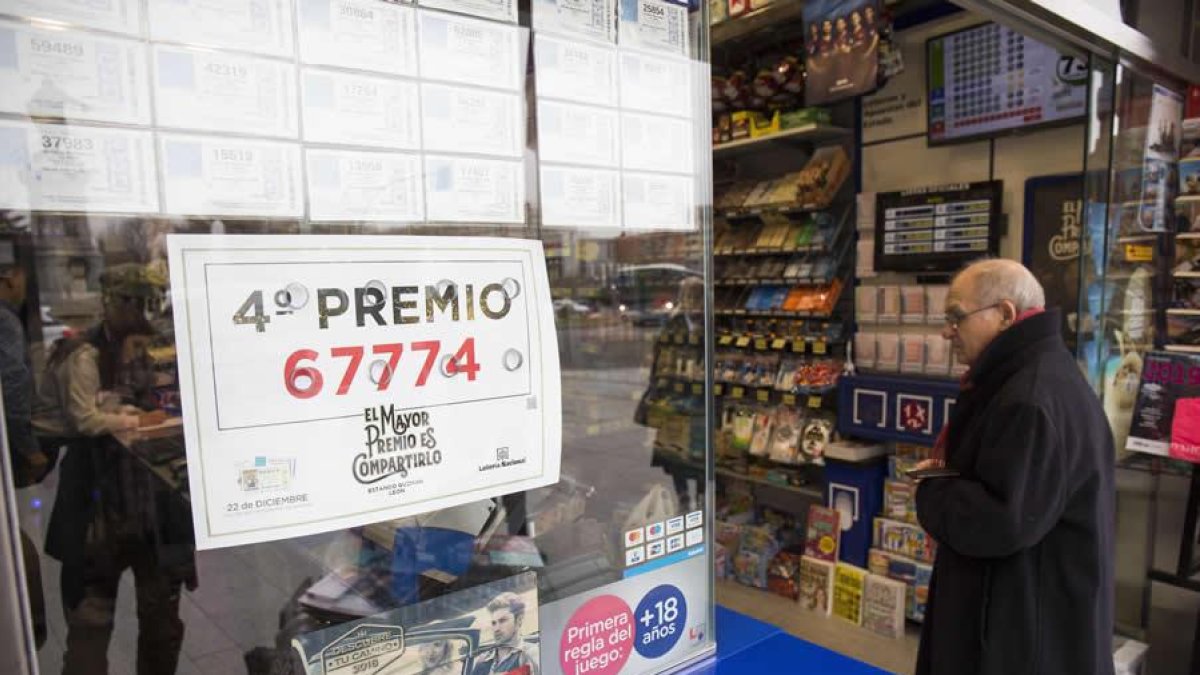 Anuncio del reparto de un cuarto premio en la administración de loterías de Guzmán el Buerno.