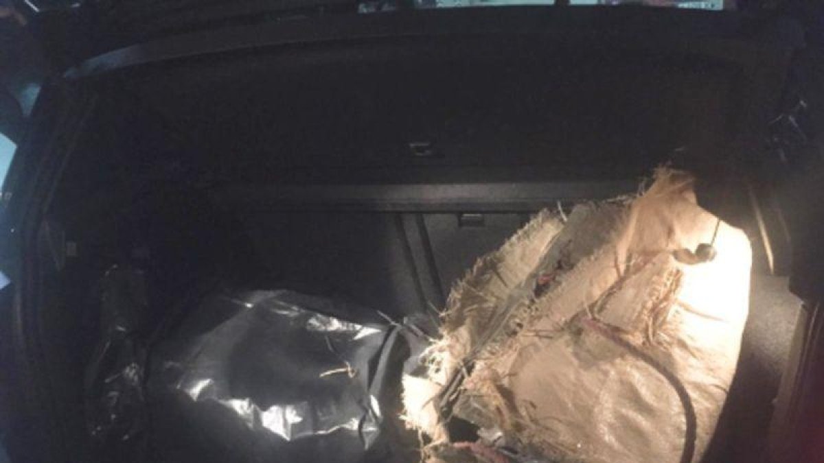 54 kg de droga escondidos en el maletero de un coche en Mataró.