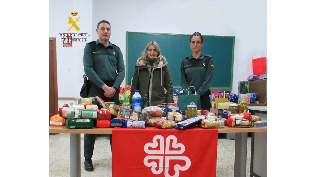 Campaña de recogida de alimentos de Cáritas y la Guardia Civil. DL