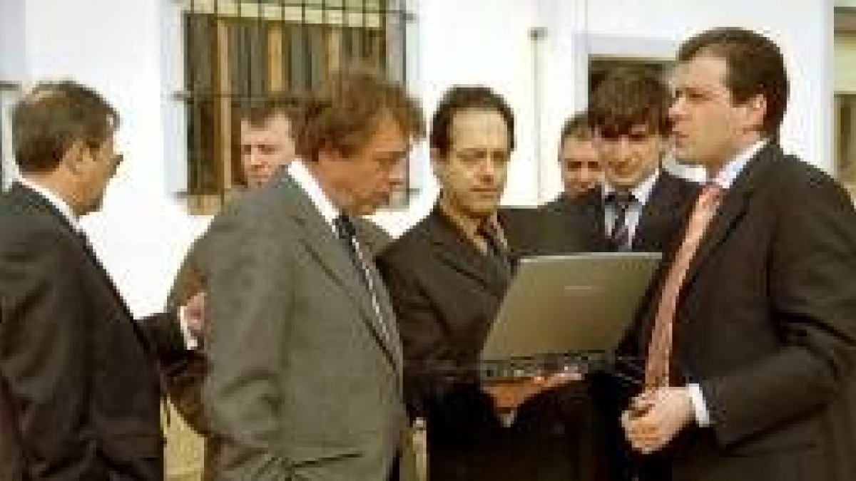 El presidente de la Diputación recibe una clase improvisada de Internet, en un ordenador portátil